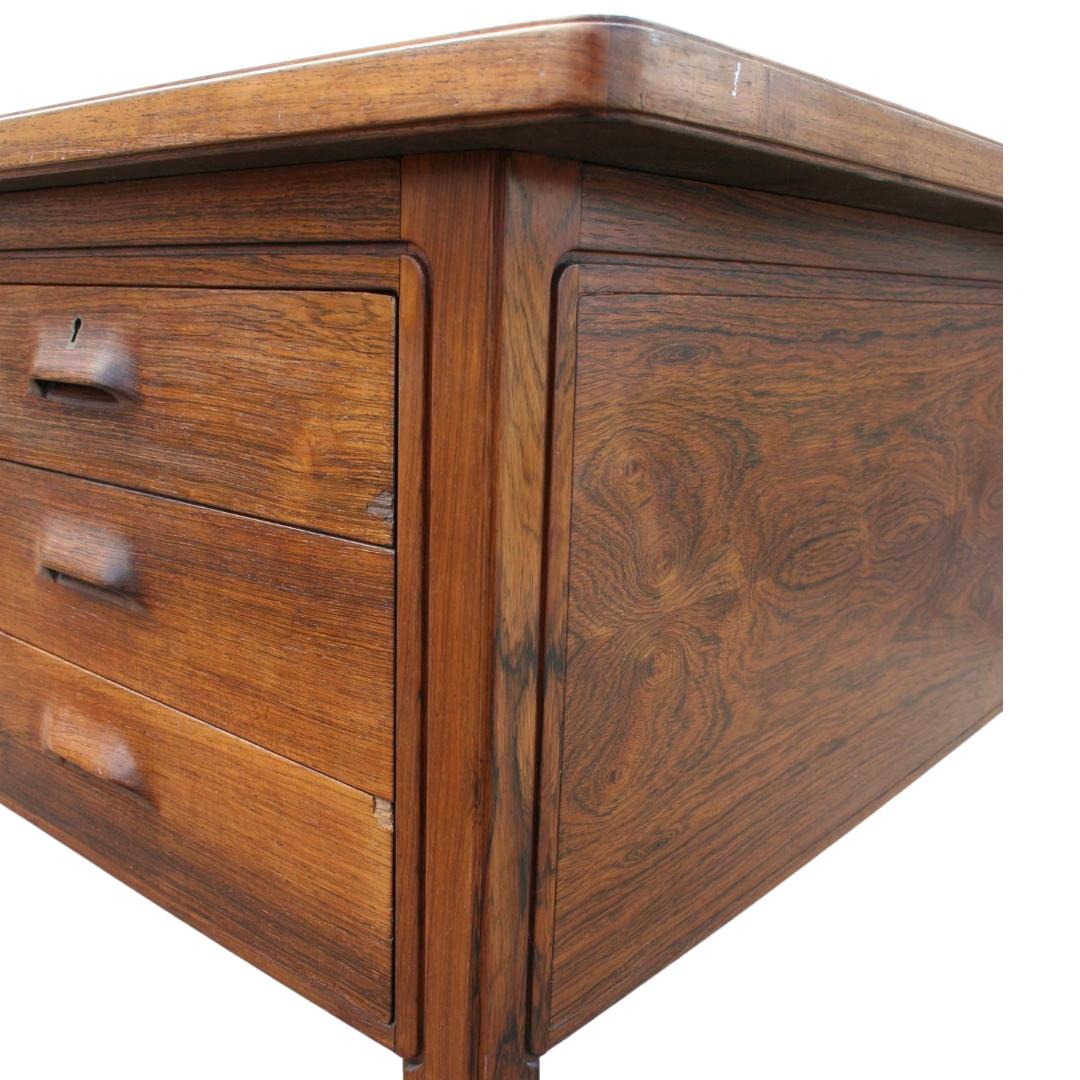Freestanding "Mayor's" desk
