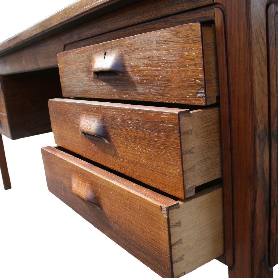 Freestanding "Mayor's" desk 6