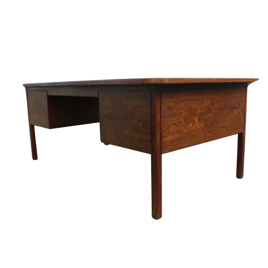 Freestanding "Mayor's" desk 7