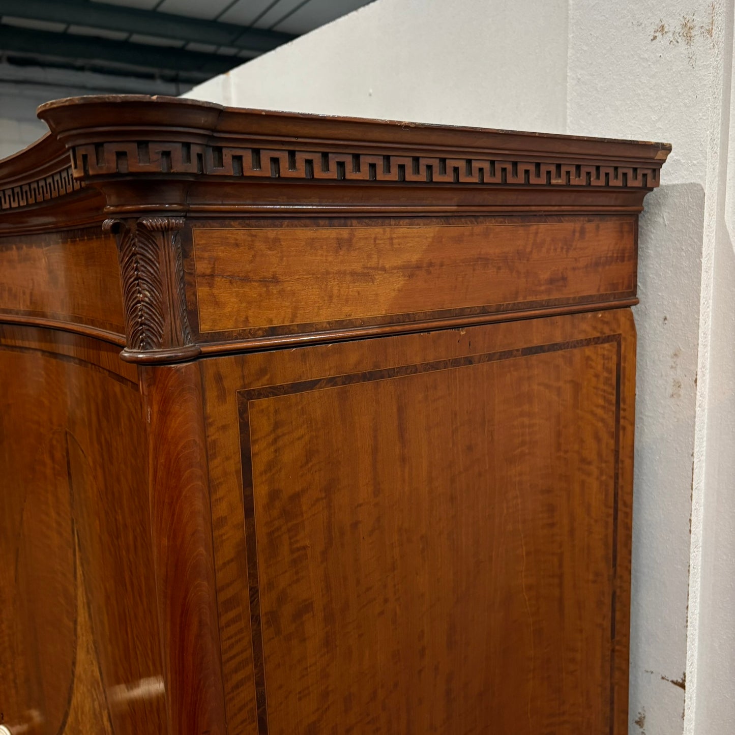 EDWARDIAN SATINWOOD INLAID AND CROSSBANDED SERPENTINE FRONTED WARDROBE