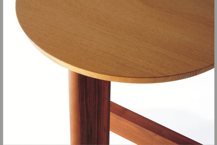 EN Bedside Table with Top Cantilevered over Mattress 2