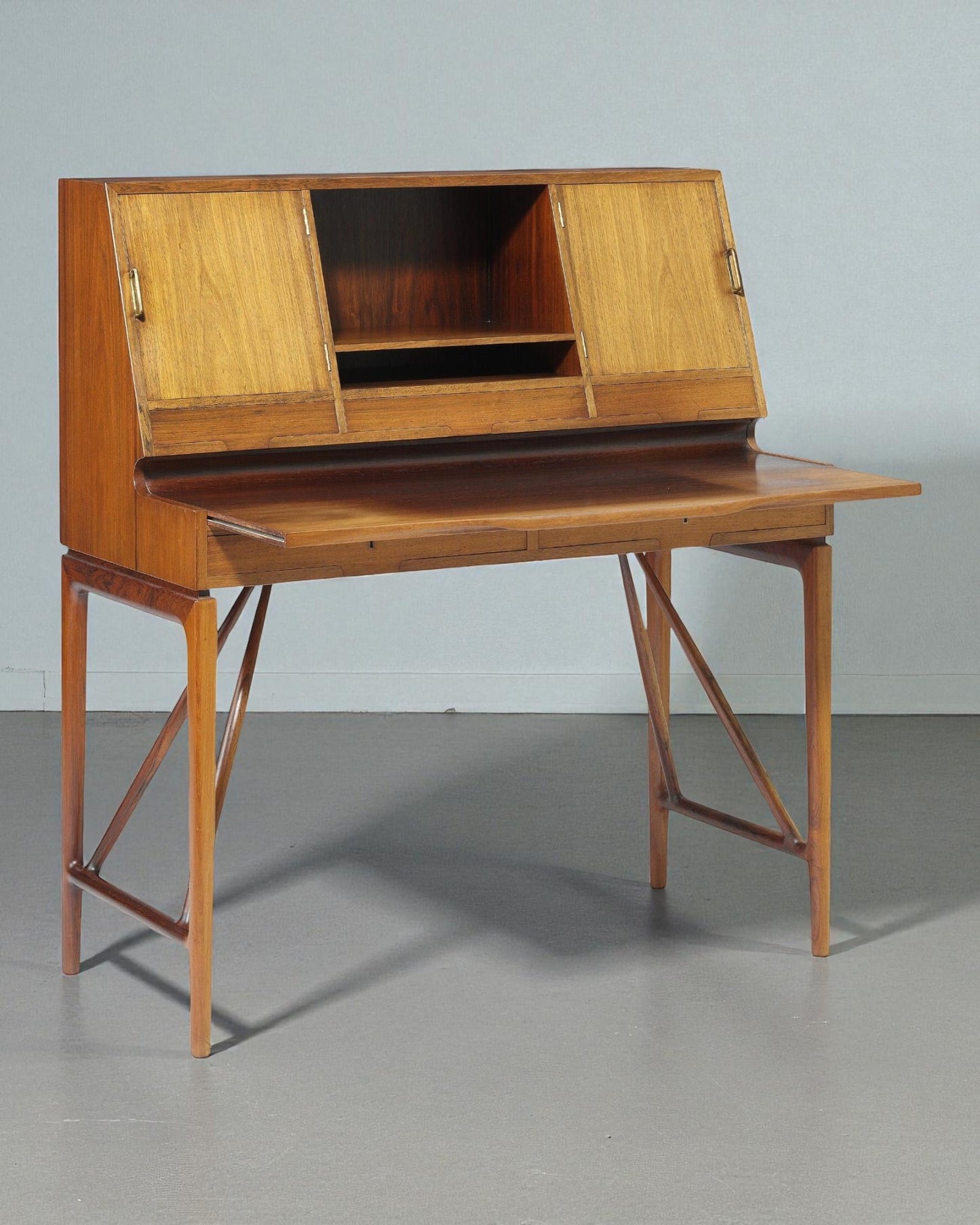 Freestanding Lady's Desk with Oblique Stretchers