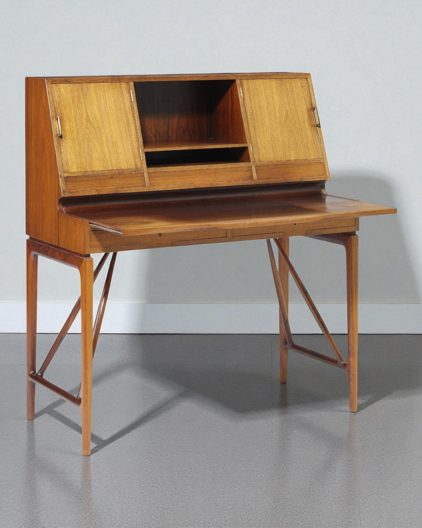 Freestanding Lady's Desk with Oblique Stretchers