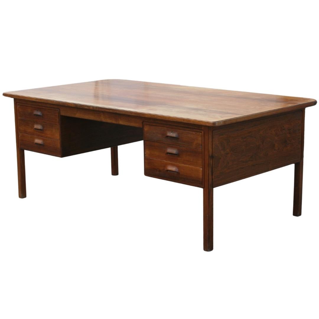 Freestanding "Mayor's" desk 3