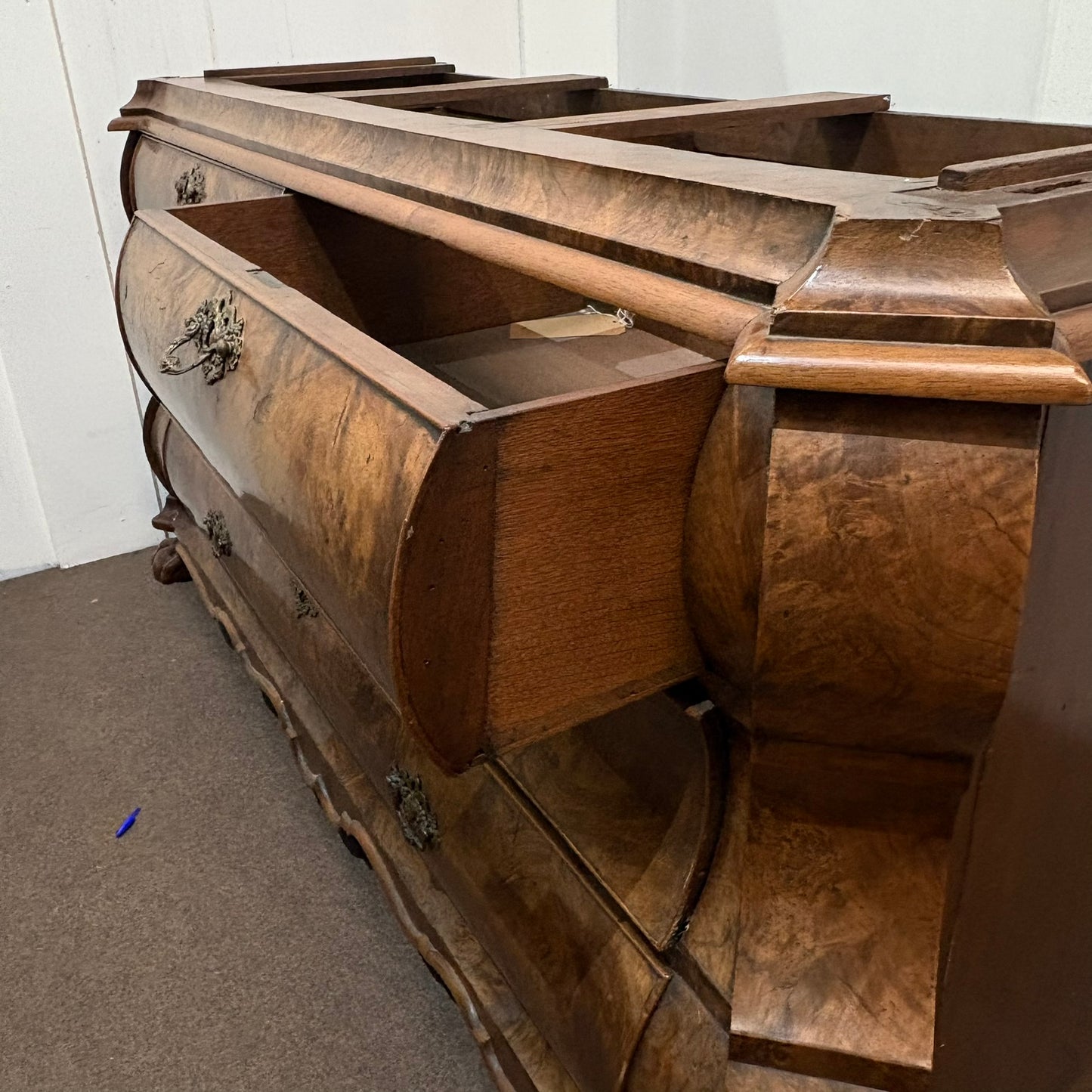 DUTCH WALNUT LINEN PRESS OF BOMBE FORM Early 20C