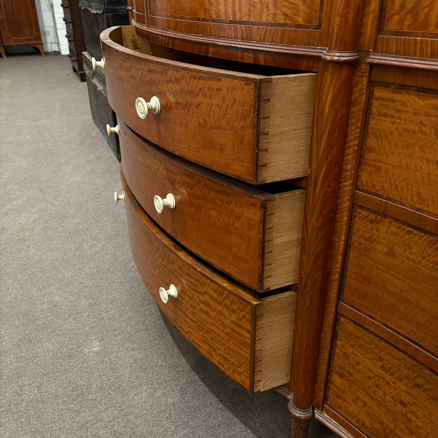 EDWARDIAN SATINWOOD INLAID AND CROSSBANDED SERPENTINE FRONTED WARDROBE