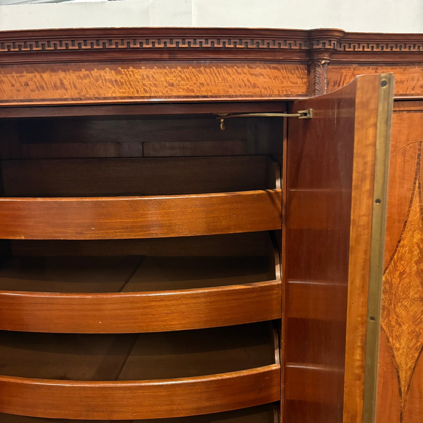 EDWARDIAN SATINWOOD INLAID AND CROSSBANDED SERPENTINE FRONTED WARDROBE