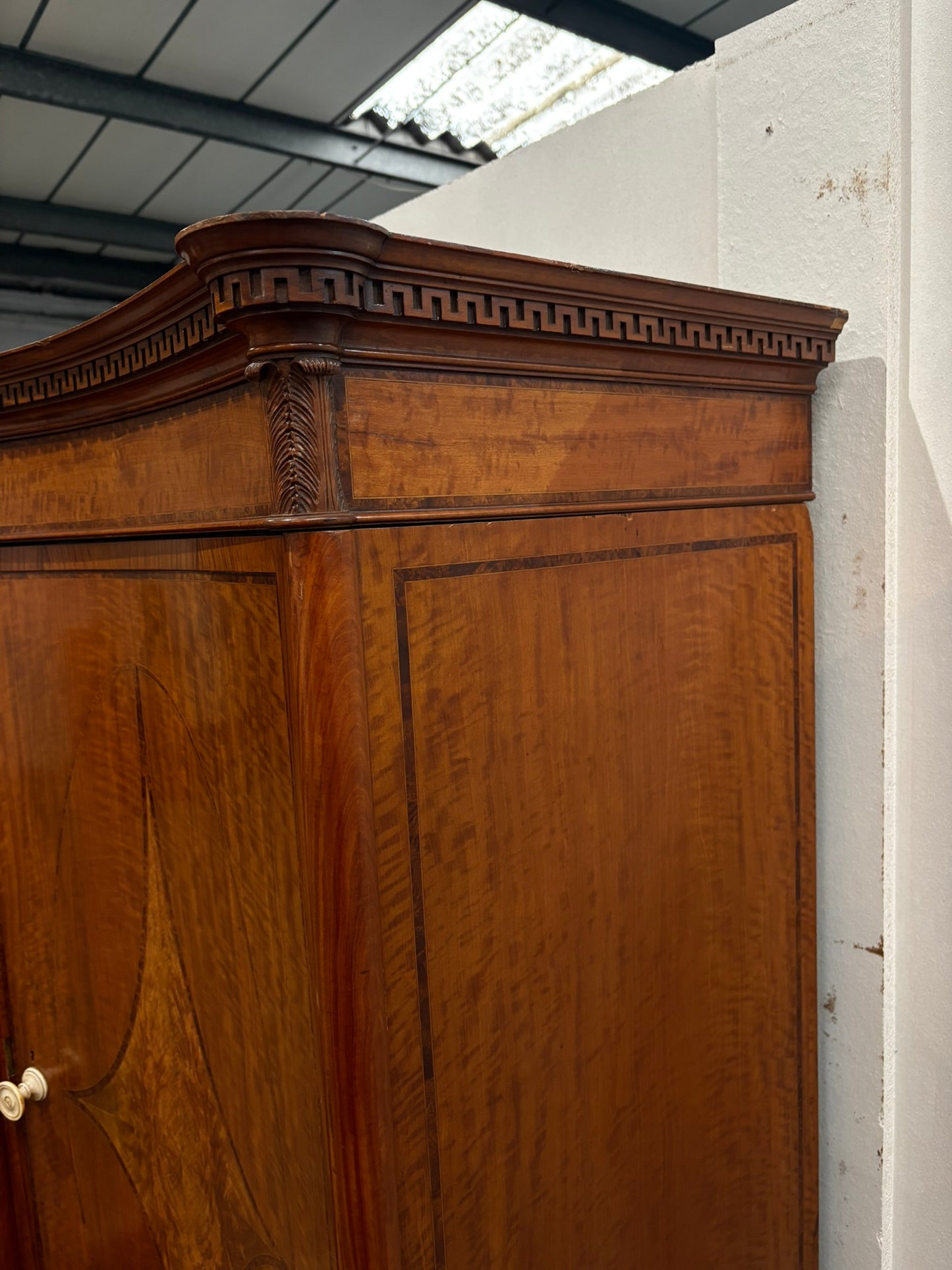 EDWARDIAN SATINWOOD INLAID AND CROSSBANDED SERPENTINE FRONTED WARDROBE